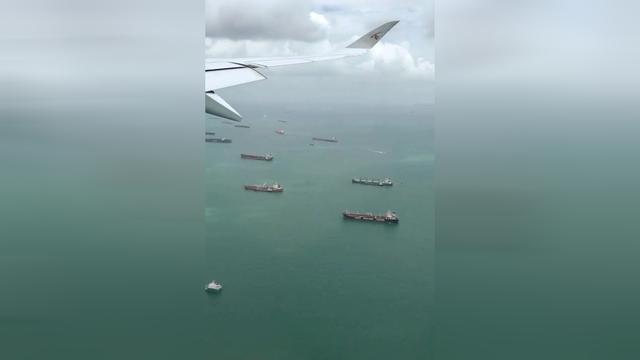 飞机上拍摄新加坡锚地里的抛锚船