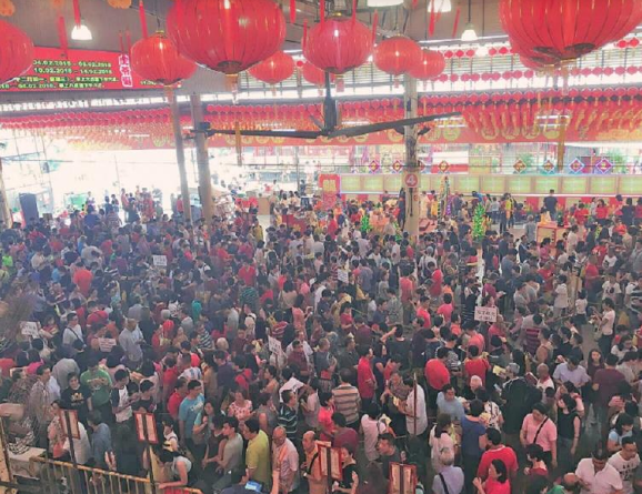 新加坡拜太岁场面甚是壮观，旺旺饼干成焦点