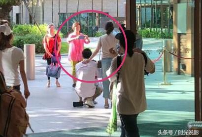 网友新加坡偶遇汪小菲大S，带女儿游海洋馆，网友：心疼弟弟