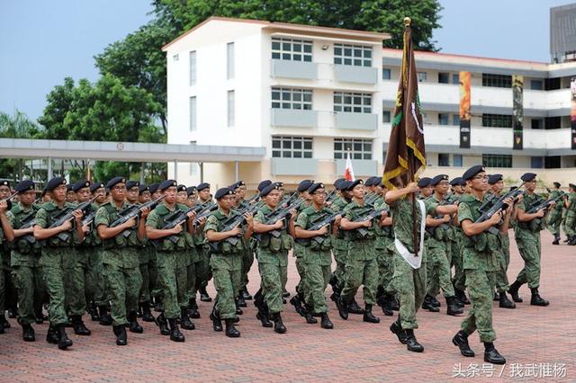 新加坡军校学员参加阅兵式庆祝毕业