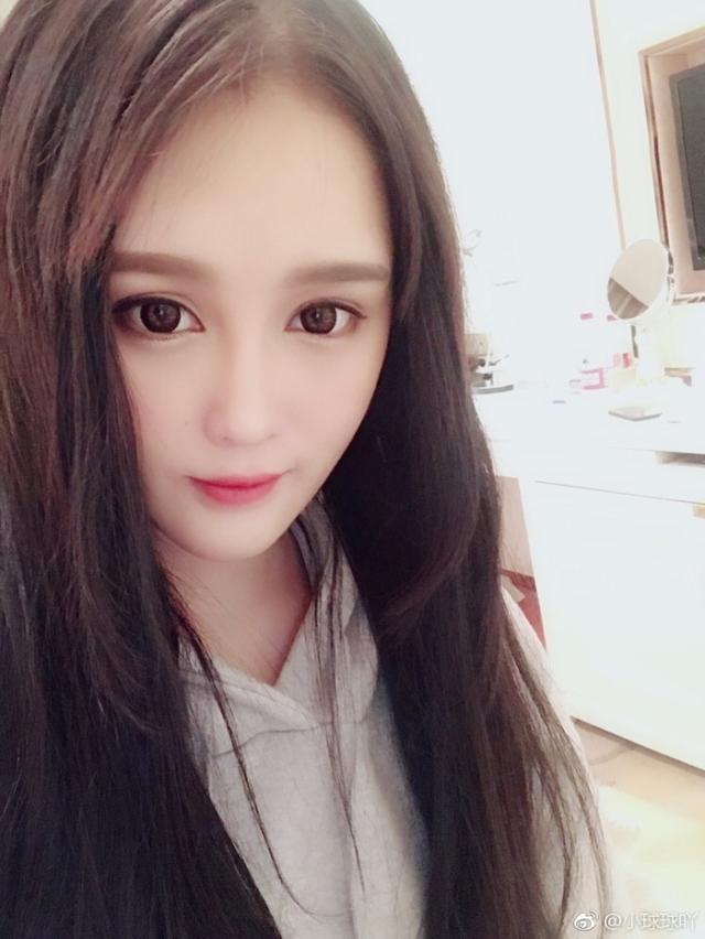 赵本山21岁女儿带妈妈出镜，球球大眼小脸像洋娃娃，妈妈好甜美！