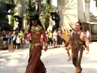 新加坡环球影城看埃及胡狼头人身的阿努比斯神霸气出场，必须合影