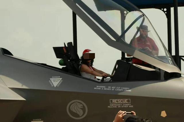 新加坡航展唯一坐进f35座舱的中国人