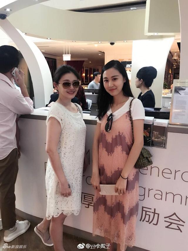大S瘦身成功？一张合影却暴露胳膊比路人都粗！网友：脸小占便宜