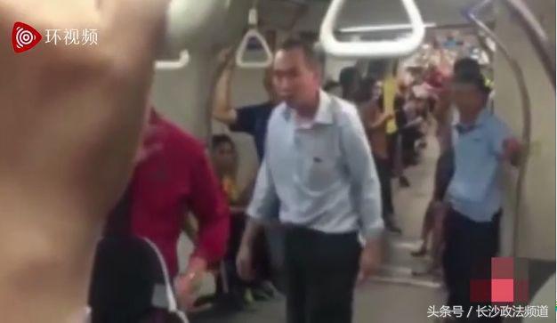 我是高贵人，你“连狗都不如”，中国男子在新加坡坐地铁遭辱骂！