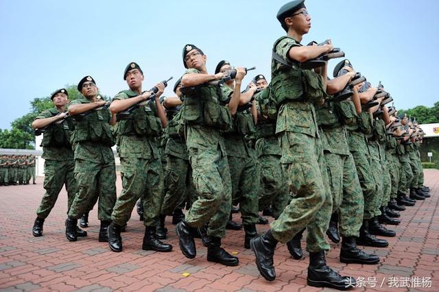 新加坡军校学员参加阅兵式庆祝毕业