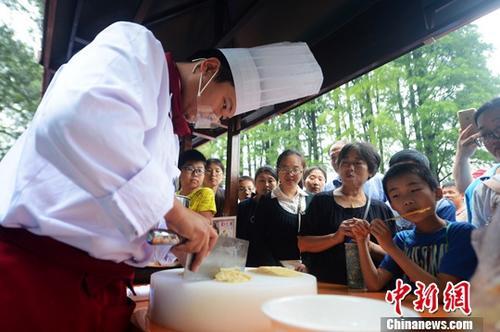 “家乡的味道”“妈妈的味道”走向海外 中餐厨师紧缺成问题