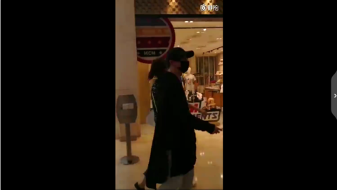 200225 那年今日｜薛之谦新加坡逛街被偶遇 嘱咐歌迷早点回去睡