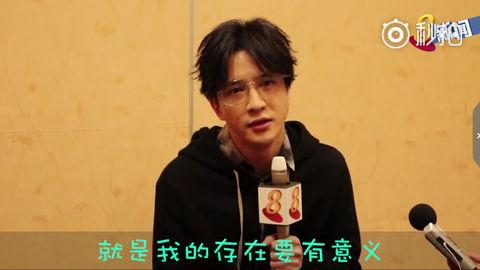 180225 薛之谦新加坡采访全程爆笑 透露三月开始发新歌