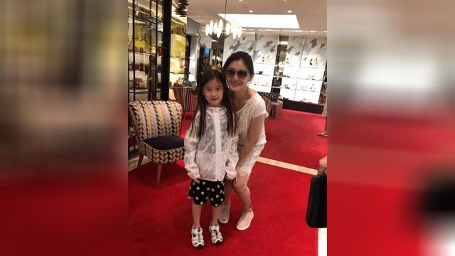 大S和老公新加坡度假被偶遇，胳膊粗壮被素人妹子抢镜