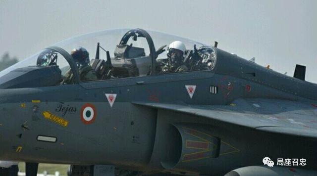美国空军参谋长驾驶印度“光辉”战机，上了天……