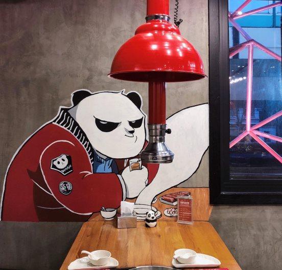 一不小心就被熊猫们“占领”，这家红遍微博的火锅店你吃过吗？