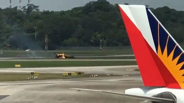 T-50爆胎翻扣起火 新加坡航展韩国飞行表演队玩砸了