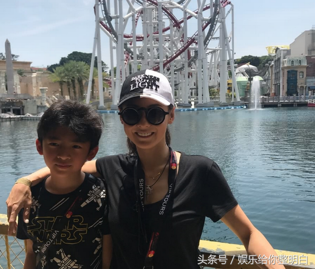 张柏芝带10岁的儿子Lucas游新加坡，这模样简直就是翻版谢霆锋！