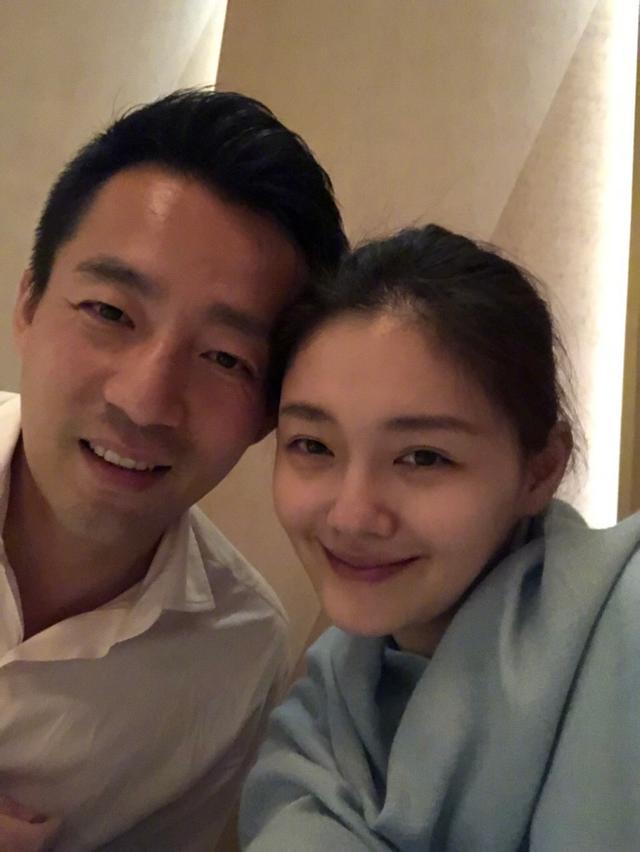 大S晒新加坡旅行照，身材纤细气质好，网友纷纷夸赞太美了!
