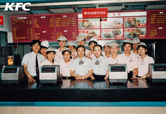 1987年，中国第一家肯德基在北京开业，那是远超今网红店的疯狂