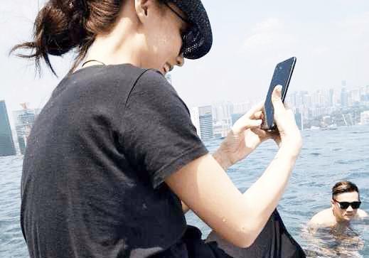 张柏芝携lucas和某男子现身新加坡, 二人游泳嬉戏关系亲密