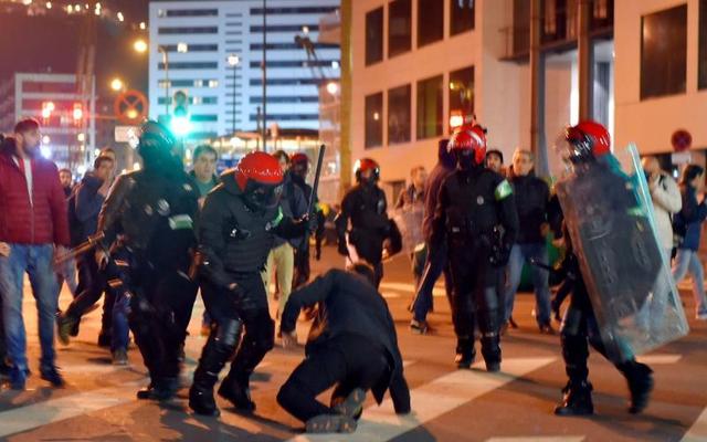 欧洲联赛 球迷爆发冲突 一警员心脏病身亡