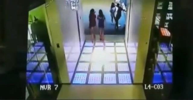 新加坡一对情侣吵架，女朋友提出分手，监控拍下让她心碎的3秒！