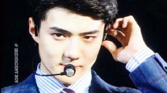 EXO新加坡演唱会《LOTTO》，吴世勋你确定你是在擦汗而不是撩妹吗