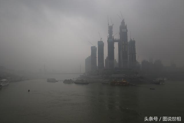 山城重庆现魔幻奇观：雨雾中的朝天门宛如科幻大片，市民连连称奇