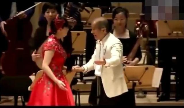 王二妮在新加坡开音乐会，观众要求返场，现场清唱圪梁梁好听极了