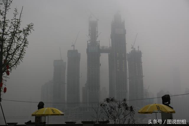 山城重庆现魔幻奇观：雨雾中的朝天门宛如科幻大片，市民连连称奇