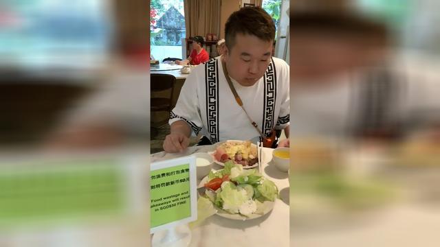 在新加坡吃早餐不能浪费 不然罚款205元 这创意不错