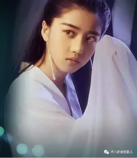 新旧两版“小龙女”，从小均遭遇父母离婚，同样在14岁被义父捧红