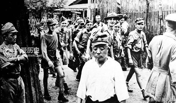 日本看守不把战俘当人看 获解放后盟军狂踢屁股发泄