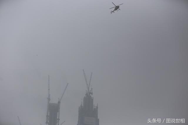 山城重庆现魔幻奇观：雨雾中的朝天门宛如科幻大片，市民连连称奇