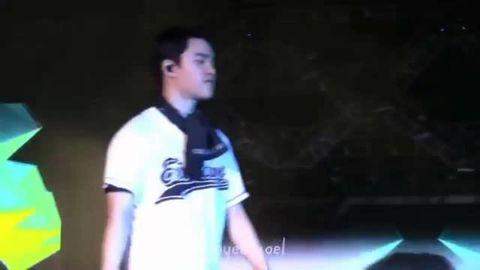 「EXO」「分享」180306 演唱会舞台采弹力球的嘟 原来D.O.喜欢弹力球由来已久