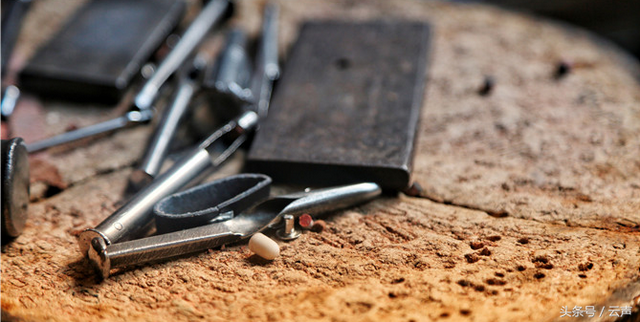 云南昆明老街上老铺面里老皮匠的老手艺