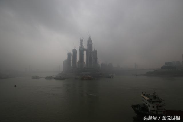 山城重庆现魔幻奇观：雨雾中的朝天门宛如科幻大片，市民连连称奇