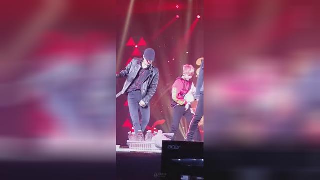 EXO四巡新加坡演唱会，穿着皮衣外套起舞的世勋酷劲十足