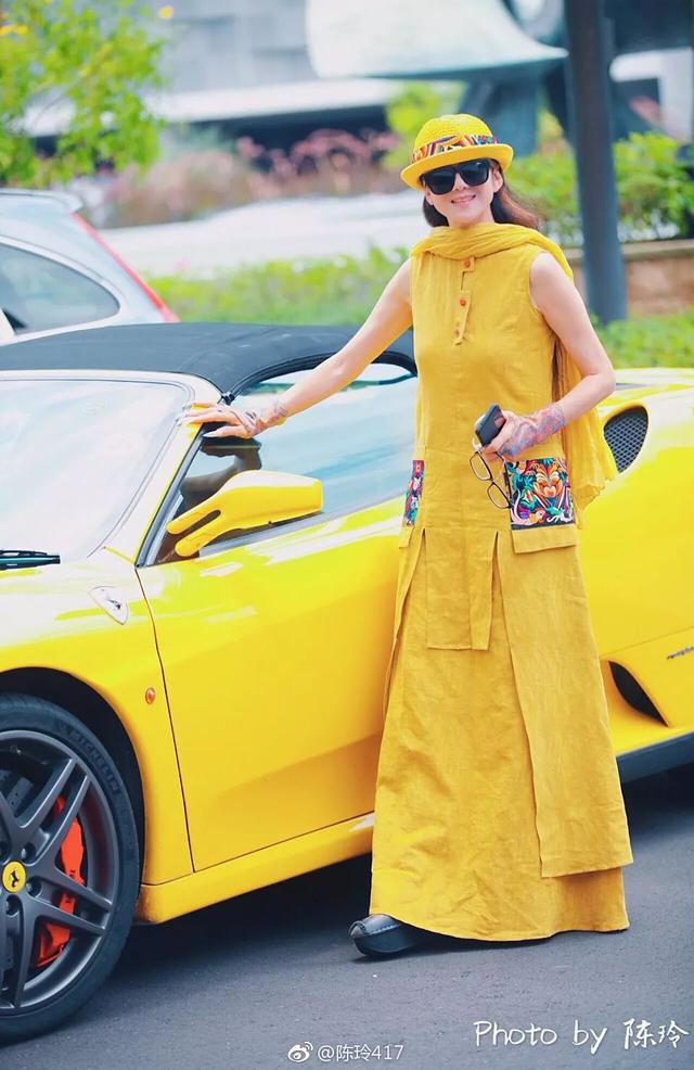 杨丽萍在新加坡化身明媚黄衣仙子，惹人爱！
