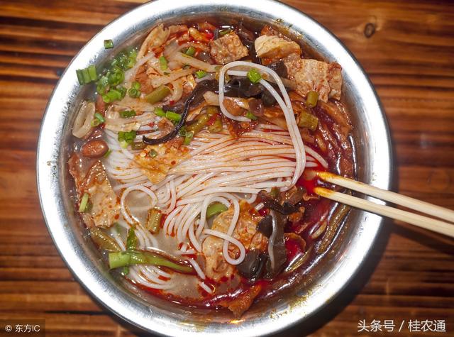 广西的柳州螺蛳粉成为地方美食城市名片，实体门店开到了国外