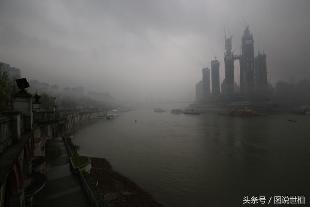 山城重庆现魔幻奇观：雨雾中的朝天门宛如科幻大片，市民连连称奇