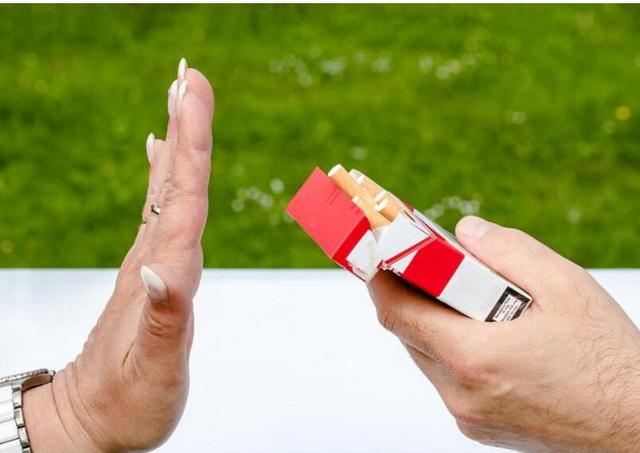 在新加坡行贿有多严重，送盒烟就想办事？天真！