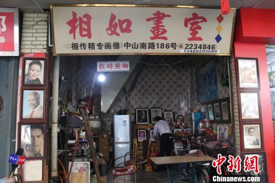 归侨二代坚守父辈画室：永不褪色的炭精画(图)