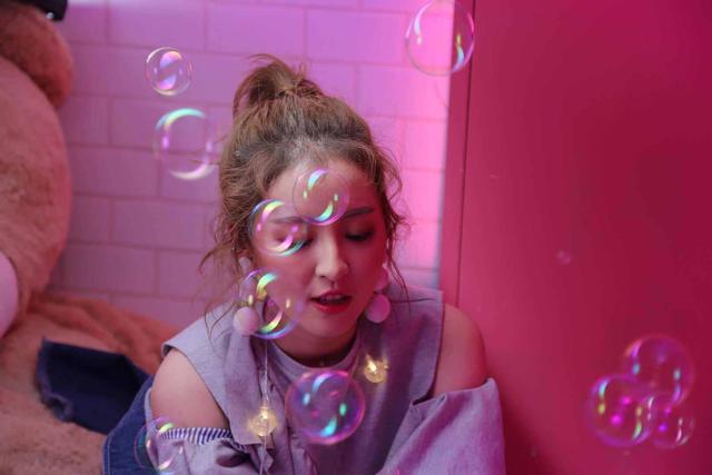 刘雪婧《见爱不救》人气暴涨   MV百变造型萌化各个宅男