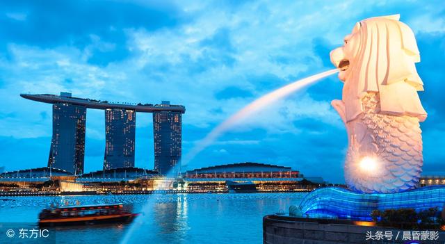 为什么面积只有一个区一半大的新加坡经济会如此发达？