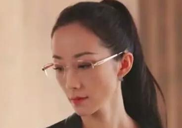 韩雪黑色套装配眼镜莫名像杨丽萍，沈梦辰却和韩国网红越来越像了