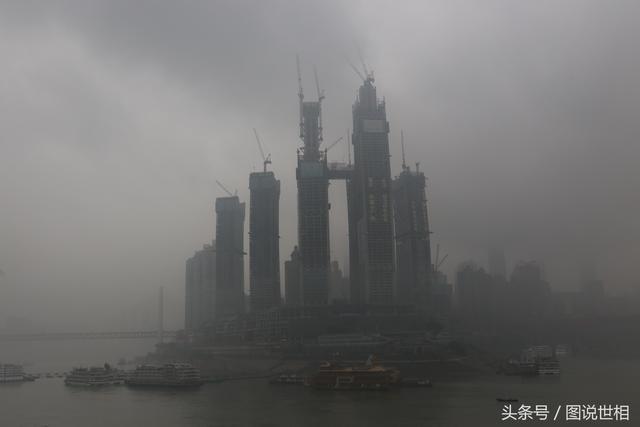 山城重庆现魔幻奇观：雨雾中的朝天门宛如科幻大片，市民连连称奇