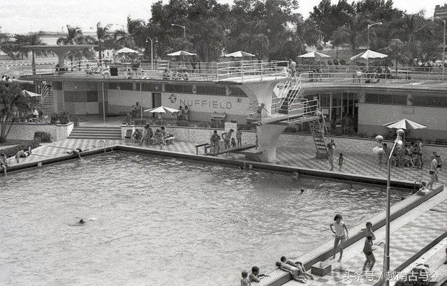 1960年代经济起飞前的新加坡旧照，人们朝气蓬勃努力打拼