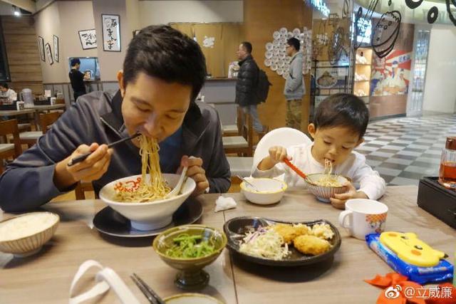 立威廉吴彦祖，那些年我们追过的男神如今都成了24孝好男人