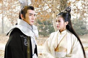 靳东的前女友，《宝莲灯前传》里的三圣母，32岁嫁新加坡富豪