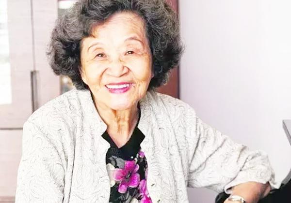 88岁老奶奶走上舞台，敲下钢琴键的那一刻，世界都安静了