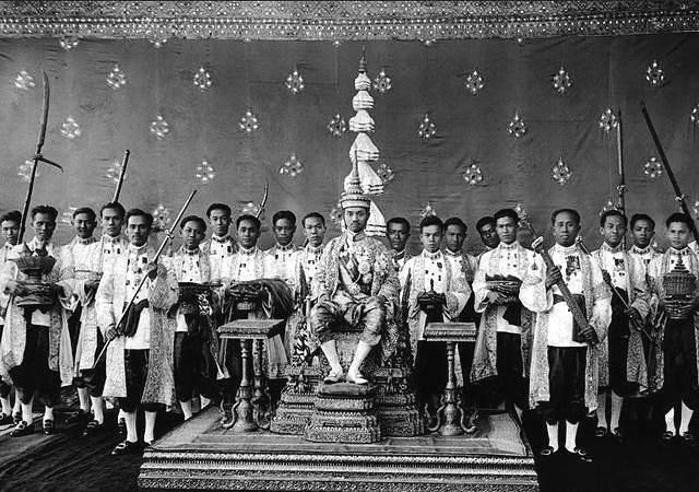 日本风光时此国紧密跟随，日本战败后翻脸就要钱，这墙头草绝了！