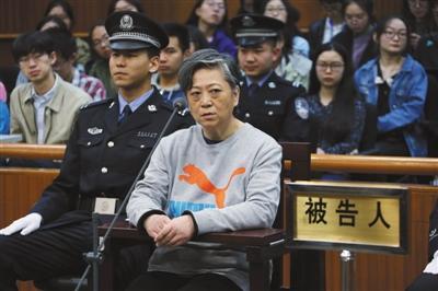 “红通”嫌犯受审 曾变更国籍后用假名12次往返国内外